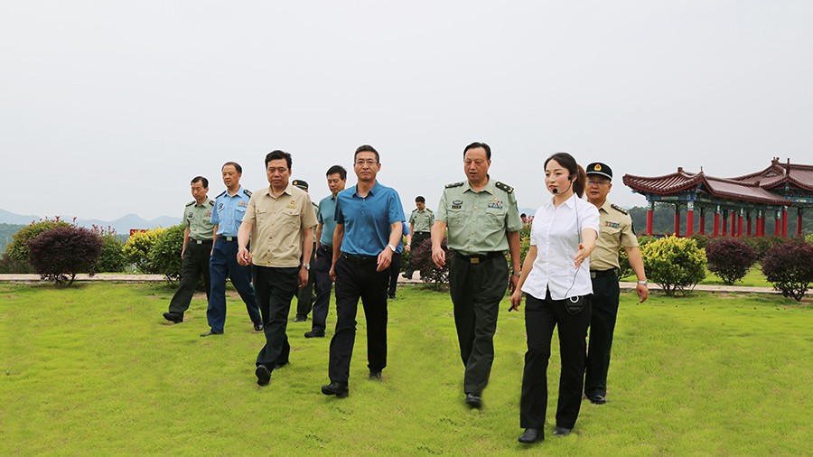 17-2020年7月，省委常委、省軍區(qū)司令員王文清蒞臨金徽股份調(diào)研企業(yè)編兵和綠色礦山建設(shè)工作是表示：金徽股份將民兵作為企業(yè)應(yīng)急救援力量的一員，充分發(fā)揮了民兵作用，立起了在企業(yè)編兵的標(biāo)桿。.jpg