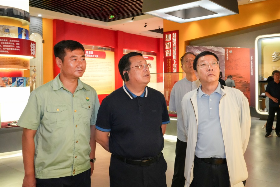 2024.06.23全國政協(xié)委員、 陜西省政協(xié)副主席、民建陜西省委會主委李忠民蒞臨金徽股份調(diào)研.jpg